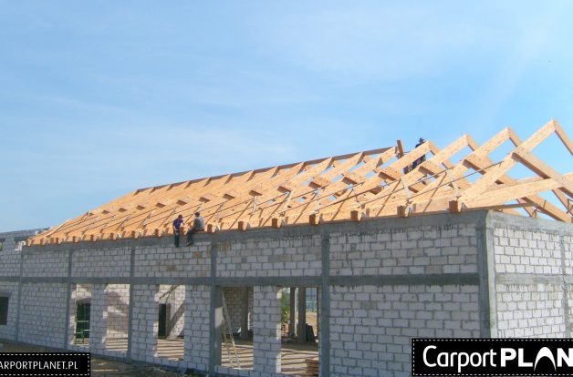 Konstrukcja dachu z drewna klejonego